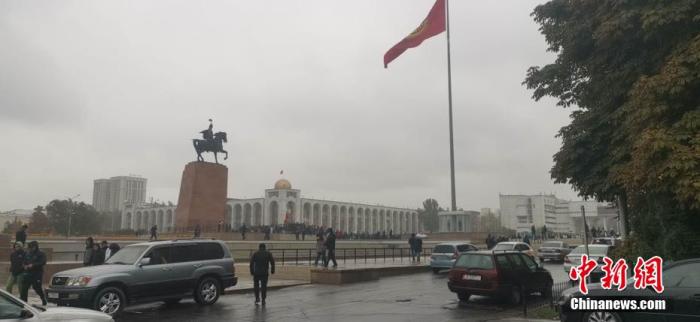 资料图：吉尔吉斯斯坦首都比什凯克政府大楼。 路康 摄