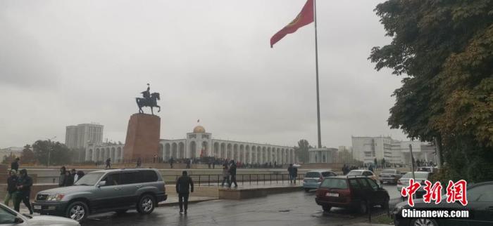 资料图:吉尔吉斯斯坦首都比什凯克政府大楼。 路康 摄