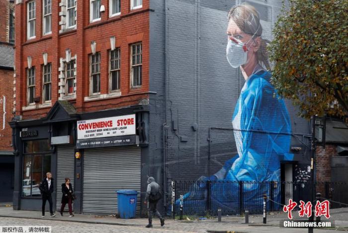 当地时间10月19日，英国曼彻斯特，致敬抗疫一线医务工作者的壁画出现在街头。