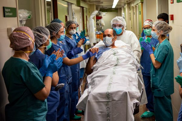 5月7日，在西班牙巴塞罗那的一家医院，一名新冠患者在离开重症监护室前和医护人员握手致意。新华社发
