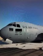 美国空军C-17运输机故障靠机腹触地摩擦