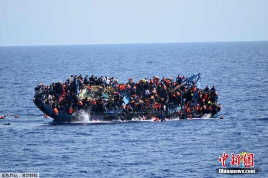 资料图：难民船倾覆。