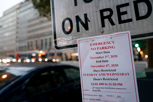 ▲10月31日，美国华盛顿，白宫附近一处交通指示牌上贴着通知，要求选举日禁止在当地停车。（新华社记者 刘杰 摄）