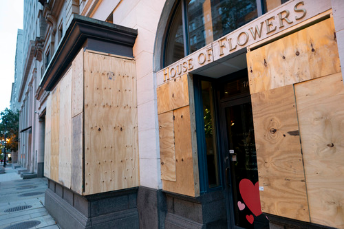 ▲10月31日，在美国华盛顿，白宫附近的一家花店用木板加固了门窗。（新华社记者 刘杰 摄）