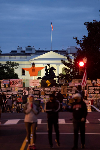 ▲10月31日傍晚在美国华盛顿拍摄的白宫，铁栅栏上挂满抗议标语。（新华社记者 刘杰 摄）