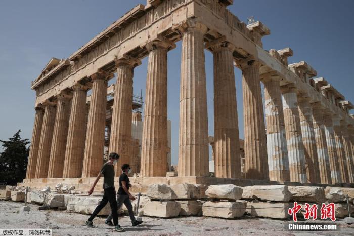资料图：当地时间5月18日，游客佩戴口罩参观希腊雅典卫城。