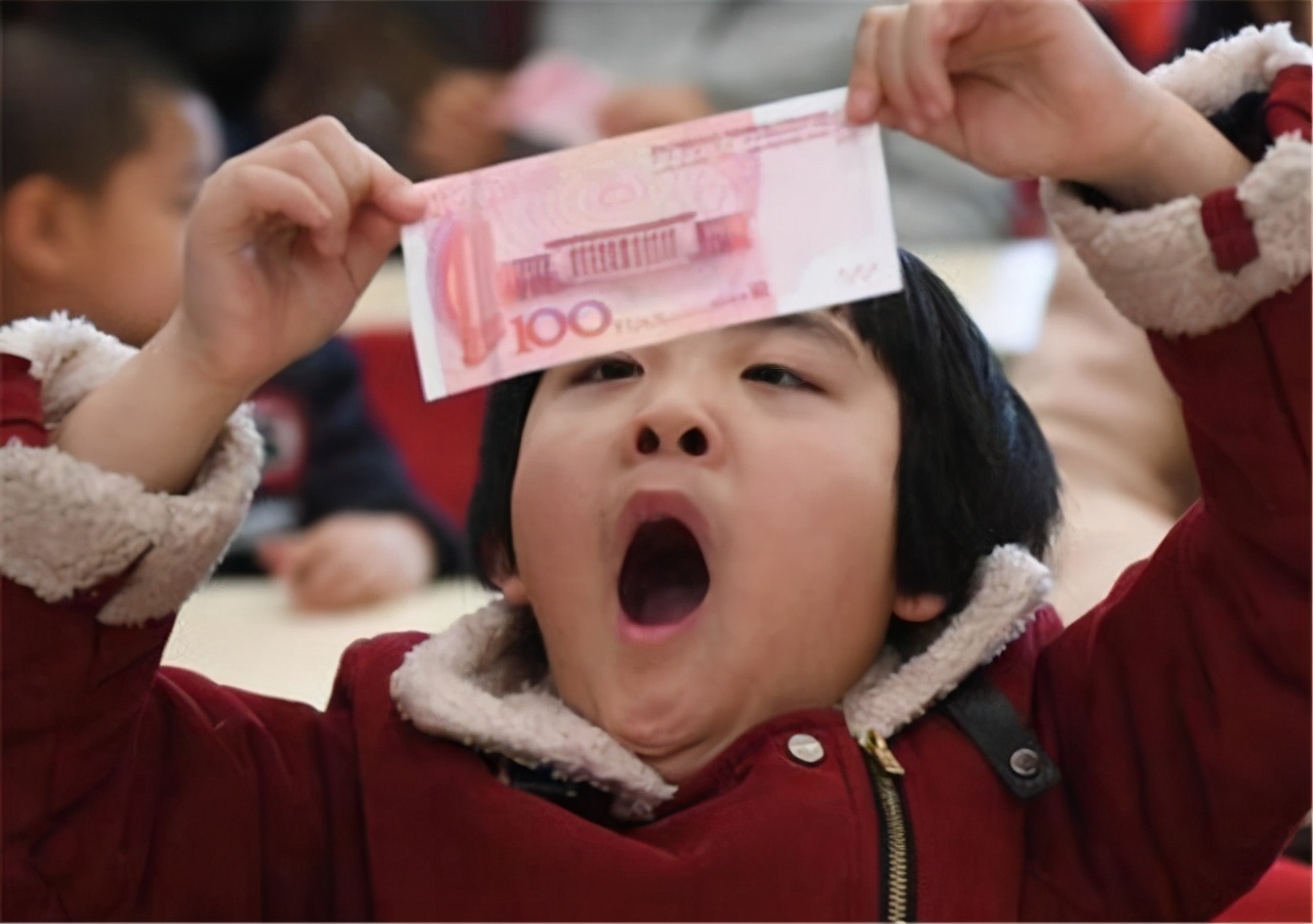孩子到了一定年纪后,父母主动给他们零花钱,对成长更有帮助