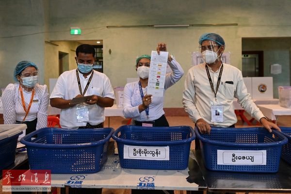 资料图片：选举工作人员11月8日在仰光的一个投票站清点选票。(法新社)