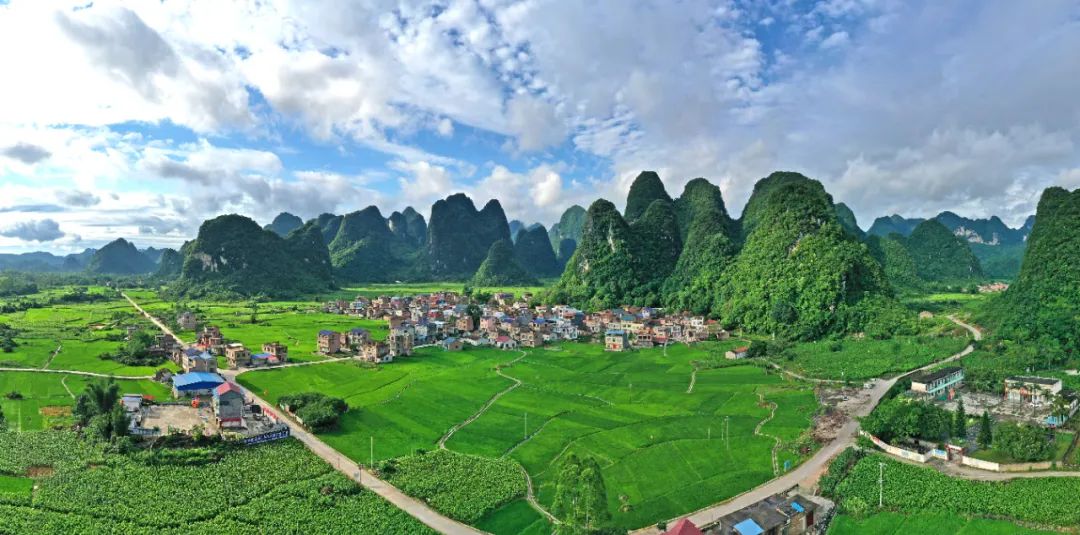 广西环江毛南族自治县大才乡重楼村四通八达的乡村公路和美丽的田园景色。新华社发