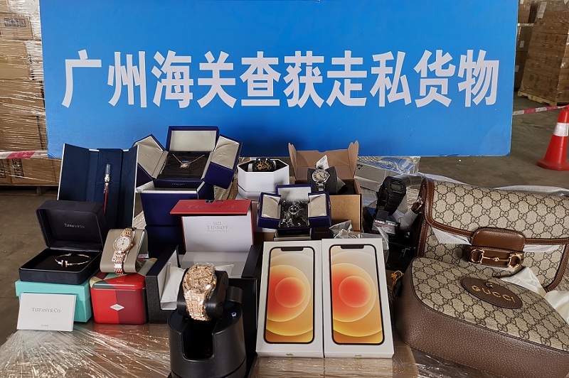 图为：广州海关缉私警察查获的走私手表、皮包、服饰、电子产品等 关悦/摄