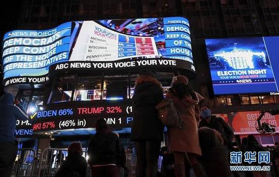 （图片说明：11月3日，人们在美国纽约时报广场观看实时计票结果。来源： 新华社记者 王迎 摄）