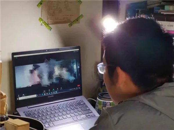 深夜,小杰开始上课了
