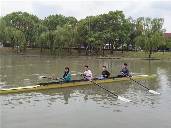 李珵瑜参与交大赛艇社团的活动
