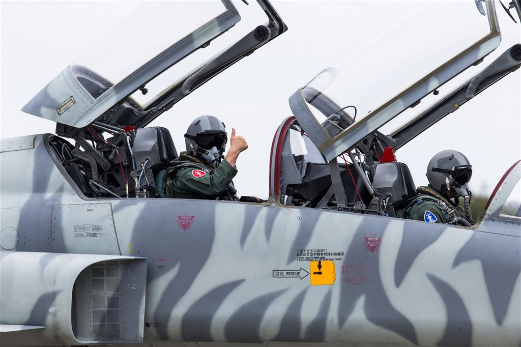 台湾空军司令熊厚基（左）亲自搭乘F-5战机复飞 图源：台军