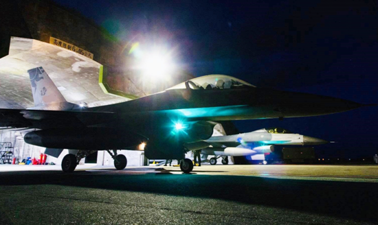 参加夜航训练的台军F-16战斗机