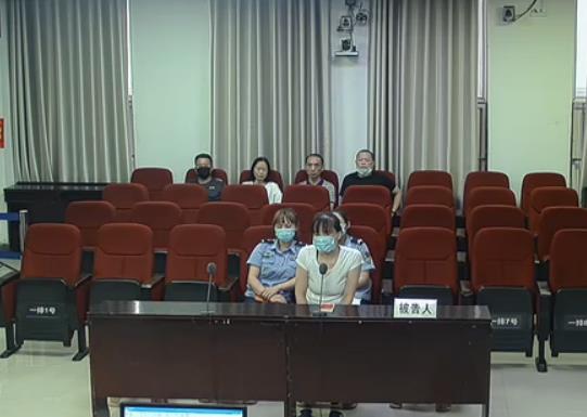 2020年8月19日,一审庭审中,曾冒充杨作青女儿代领药品的魏霞坐在被告席上。图片来源:中国庭审公开网庭审录像截图。