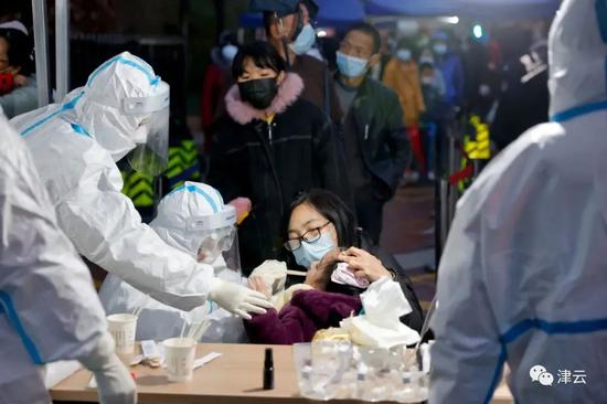  医务人员正对当地市民进行核酸检测。 图片来源：天津市卫健委微信公众号