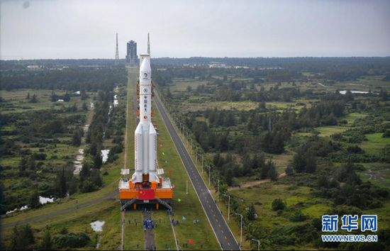 长征五号遥五运载火箭垂直转运至发射区，图自新华网