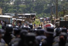 数百名示威者放火点燃了危地马拉的国