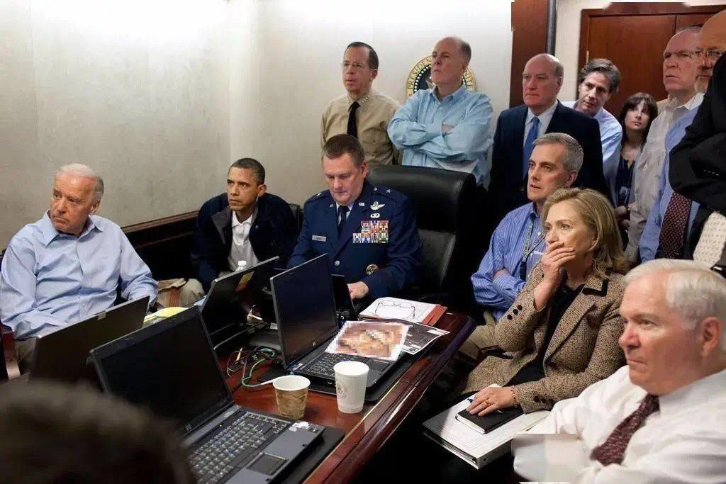 2011年5月，美军击毙本·拉登后，白宫发布了一张奥巴马等人在白宫战情室监测刺杀行动进展的照片。在这张著名的照片中，身着蓝色衬衫的布林肯站在时任白宫办公厅主任比尔·戴利的背后，探出头来盯着前方的大屏幕。