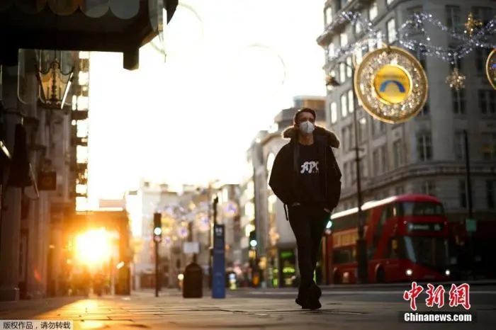 　　资料图：当地时间11月5日，英国伦敦，市民戴口罩上街。从5日凌晨开始，英国进入第二次全国性封锁限制阶段。
