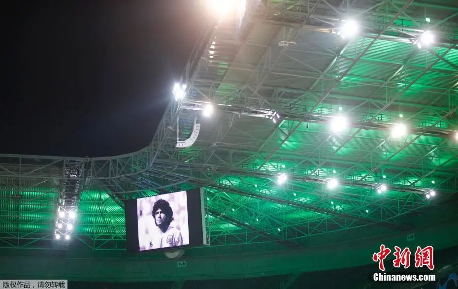  图为门兴Vs顿涅茨克矿工赛前，球场大屏幕播放马拉多纳生前影像。