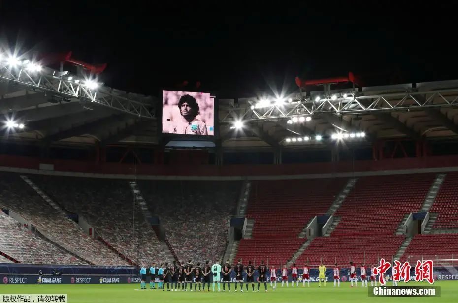  图为奥林匹亚科斯Vs曼城赛前，球场大屏幕播放马拉多纳生前影像。