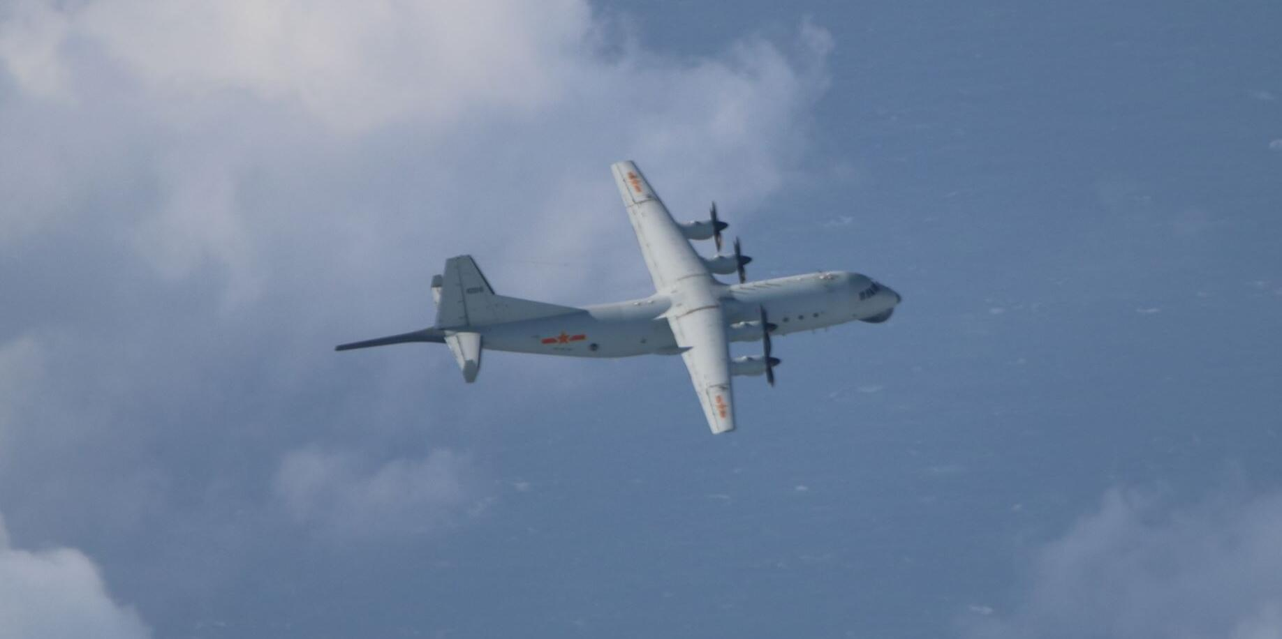 台湾空军11月28日拍摄到的,我军运-8反潜机 图源:台军