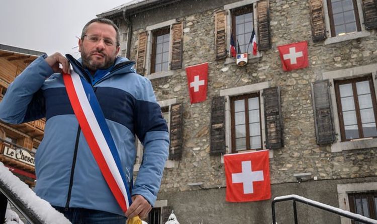 小镇镇长还将市政厅外的法国国旗换成了瑞士国旗，以表达抗议。视觉中国 图