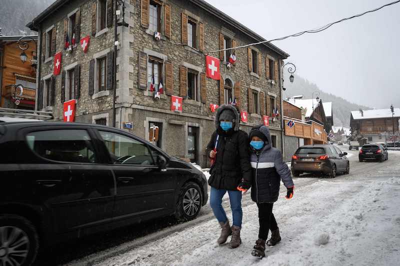 法国上萨瓦省的沙泰尔镇（Chatel）撤下了市政厅前的法国国旗，换上了8面瑞士国旗以表达对政府关闭滑雪场的不满。  视觉中国 图