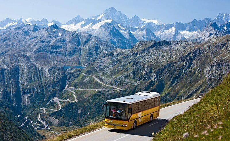 瑞士的一个滑雪场向边境的法国滑雪者提供接驳巴士的服务。  资料图