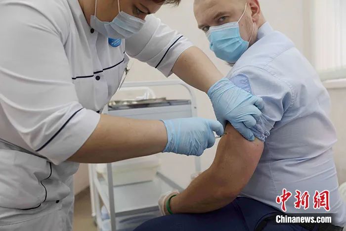  12月5日是莫斯科大规模接种新冠疫苗的第一天。一位接种者在121号咨询—诊断综合诊所里的接种站接种疫苗。中新社记者 王修君 摄