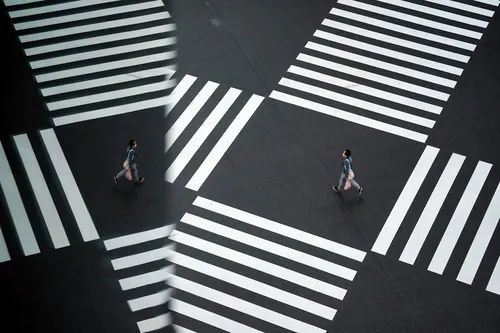 11月25日,在日本东京,一名男子戴口罩出行。据日本广播协会电视台统计,截至当地时间24日20时30分,日本累计新冠确诊病例达135846例,累计死亡病例达2015例。这些数据均不含“钻石公主”号邮轮病例。新华社/美联