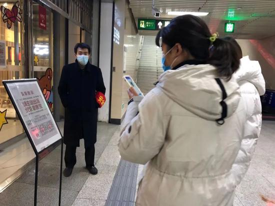 合生汇门口,顾客主动扫二维码,旁边已经没有登记信息的桌子。新京报记者 罗晓静 摄