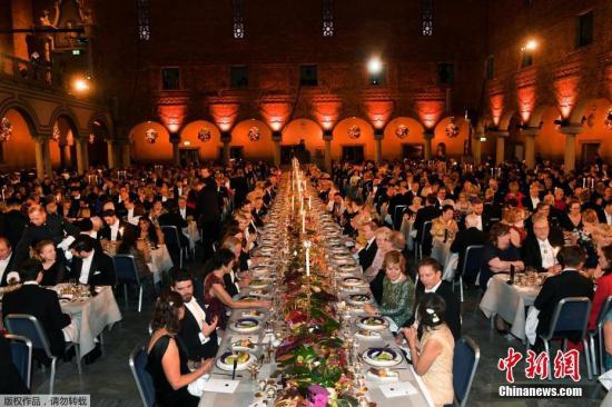 资料图：当地时间2018年12月10日，瑞典斯德哥尔摩，2018诺贝尔奖晚宴举行，诺贝尔奖得主、瑞典王室成员与众多名流出席，觥筹交错。