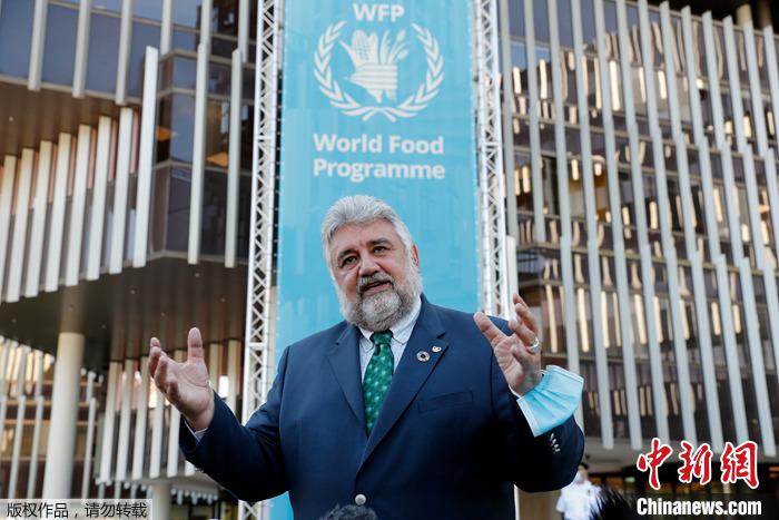2020年10月9日，意大利罗马世界粮食计划署总部外，副执行主任阿米尔·阿卜杜拉（Amir Abdulla）在世界粮食计划署获得诺贝尔和平奖后向媒体发表讲话。