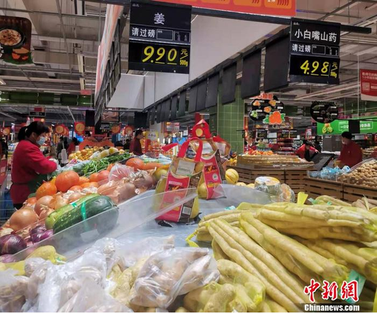 图为北京一家超市内售卖的姜。 中新网记者 谢艺观 摄