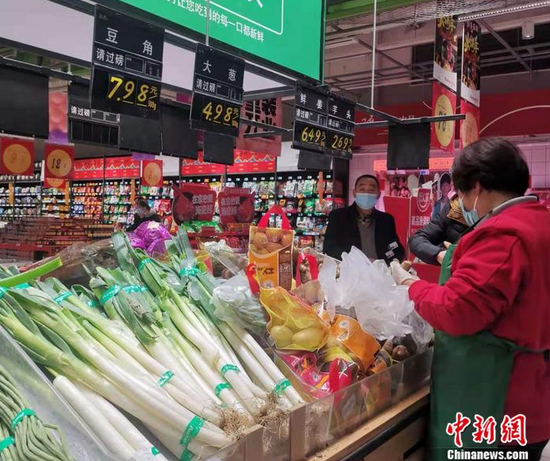 图为北京丰台区一家超市内售卖的大葱和鲜姜。 中新网记者 谢艺观 摄