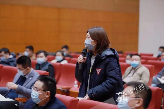 现场记者提问。华龙网-新重庆客户端 谢鹏 摄