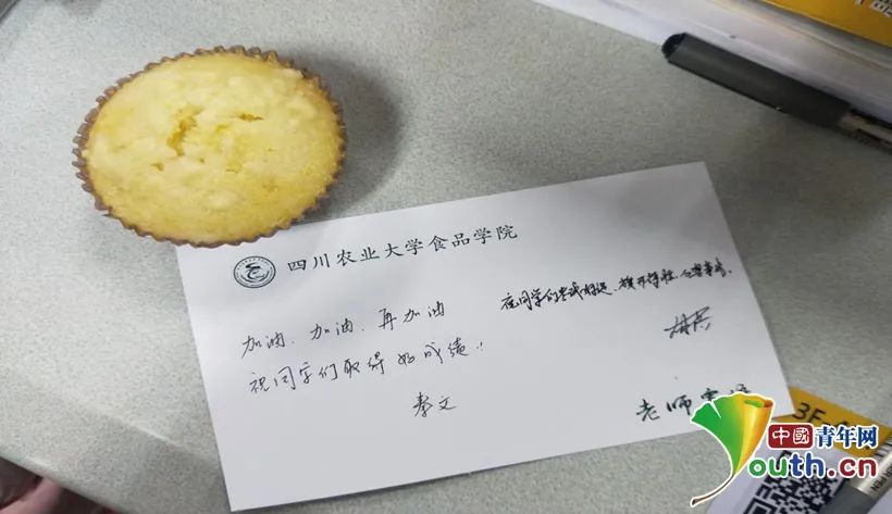 图为赠送给考研学生的蛋糕和手写的明信片。李雪蓓 供图