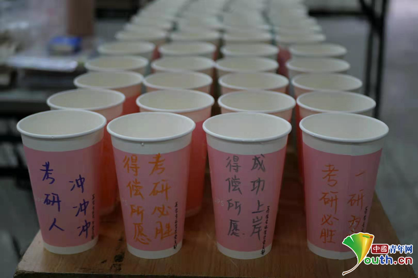 图为写有祝福语的奶茶杯。通讯员 王东林 摄