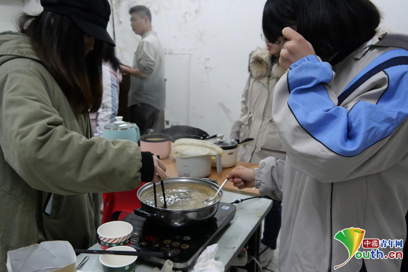 图为同学们正在煮奶茶。通讯员 王东林 摄