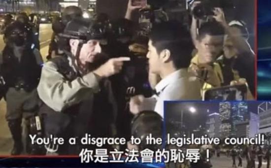 许智峯现身示威现场作秀,被英籍警官庄定贤怼到哑口无言。