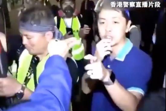 疫情期间许智峯不戴口罩,出现在示威现场碰瓷警方。