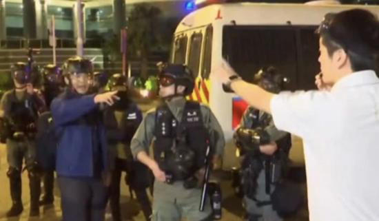 许智峯在示威现场搞事,被香港警察公共关系科警司高振邦一句“警方封锁线无须交代”KO。