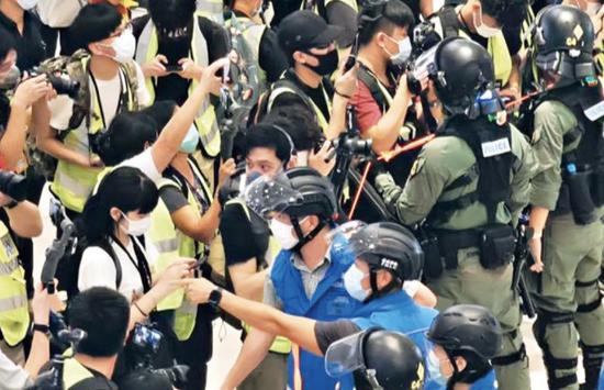 修例风波以来,一些自称“记者”的人士在示威现场阻碍警察执法。