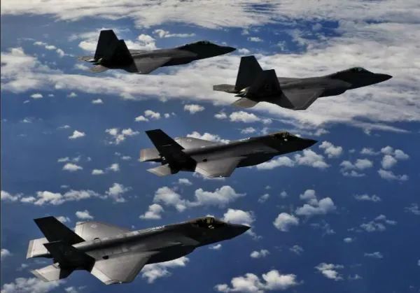 ▲资料图片：美空军F-22与F-35A隐身战机编队飞行。（美空军官网）