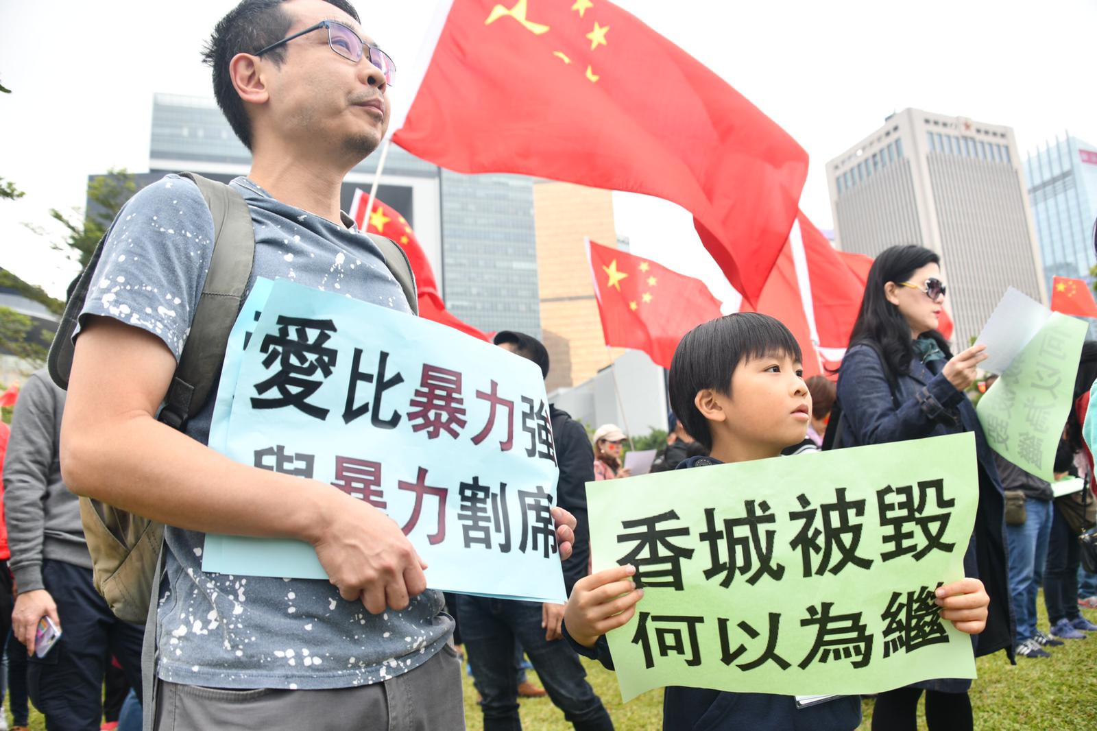 资料图:向黑暴势力抗议的香港市民(港媒)