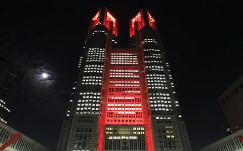 日本东京都厅大楼点亮红色灯光(日本经济新闻)