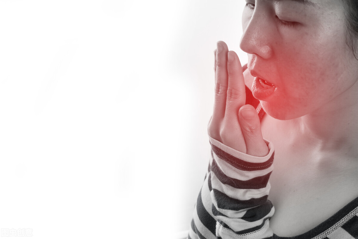 口臭并非总因不讲卫生，还可能是4种疾病所致！尽早检查别拖延